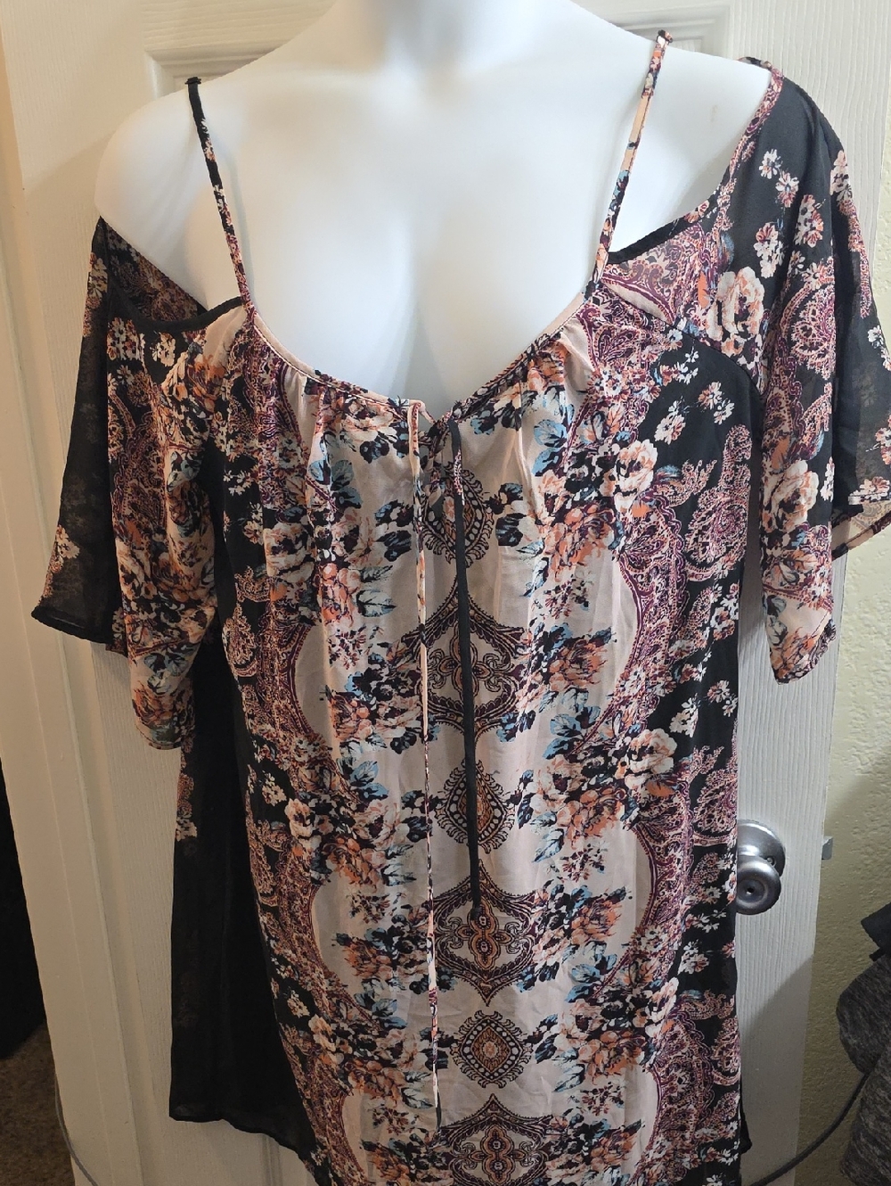 Davina Cold-Shoulder Floral Paisley Mini Dress in Black and Cream Size XL